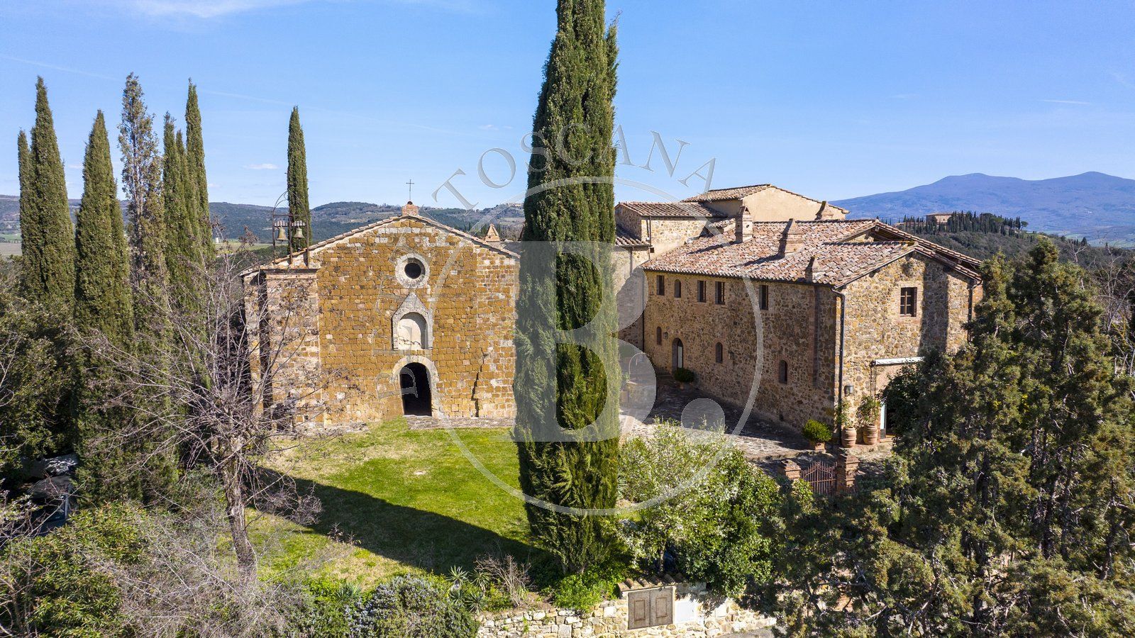 ANCIENT FARMSTEAD WITH CHURCH - Montalcino (Si)