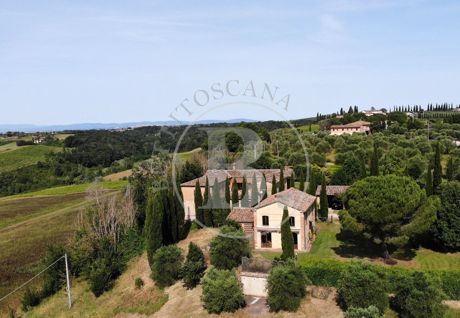 FARMHOUSE WITH BARN - Castelnuovo Berardenga (Si)