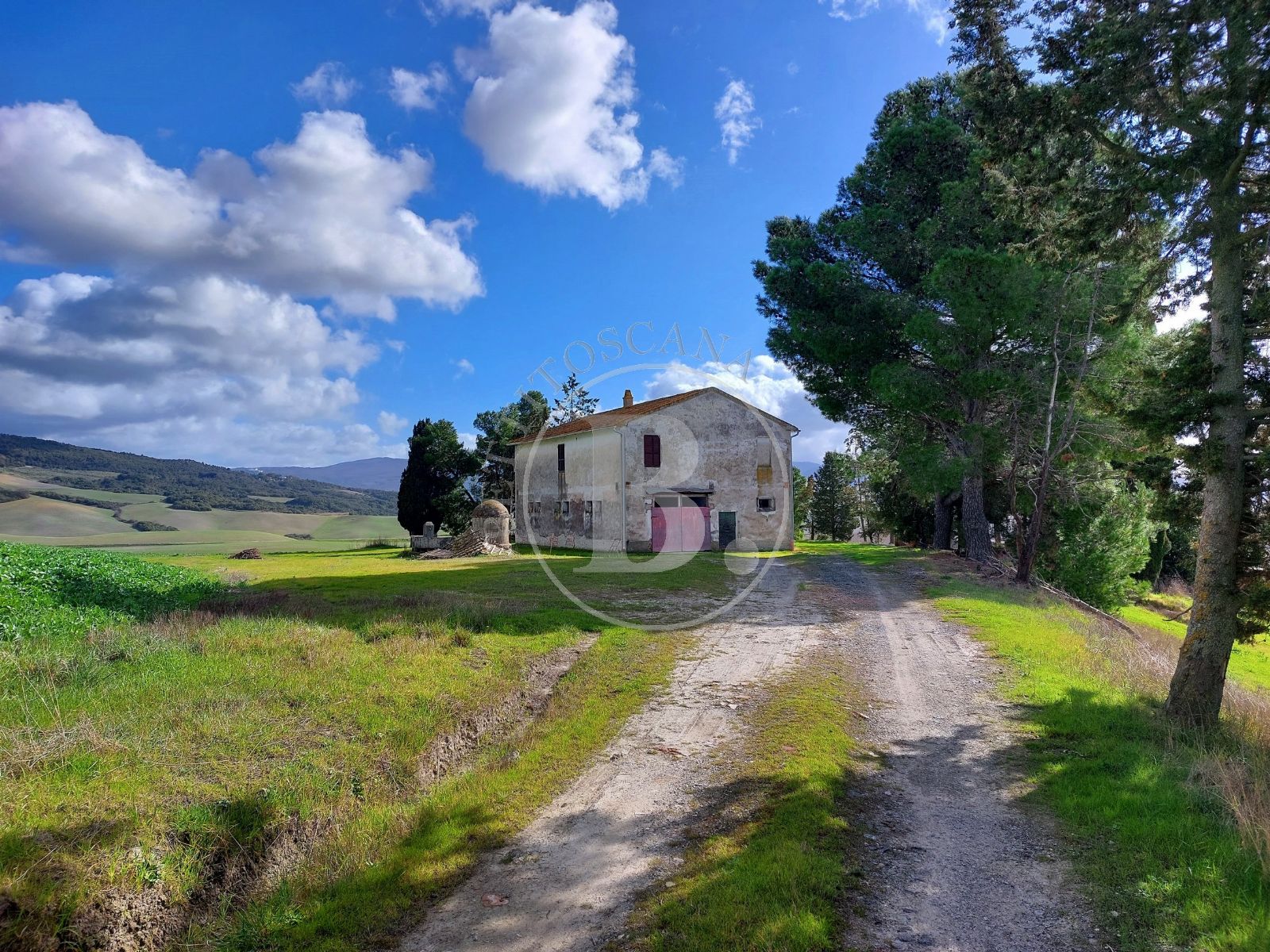 FARMHOUSE WITH ANNEXES - Between San Gimignano and Volterra