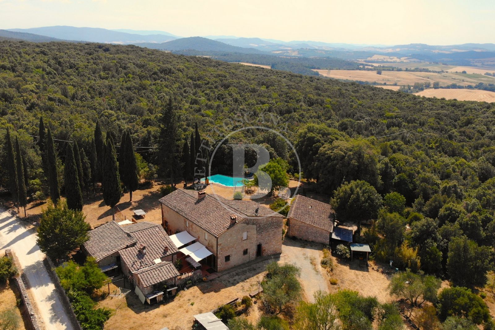 STONE FARMHOUSE WITH ANNEXES - Monteriggioni (Si)