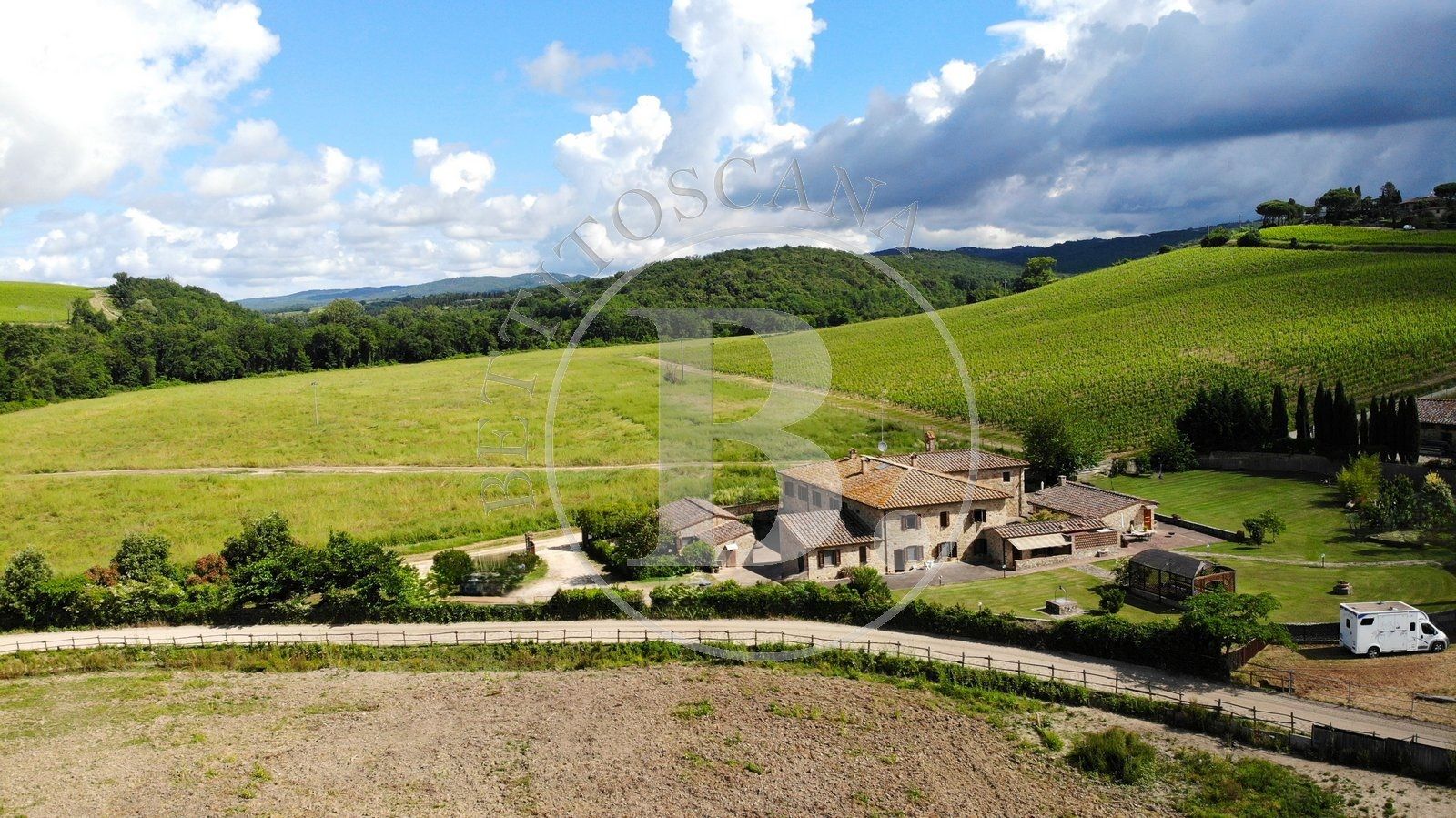 FARMHOUSE COMPLEX WITH STABLES - Siena